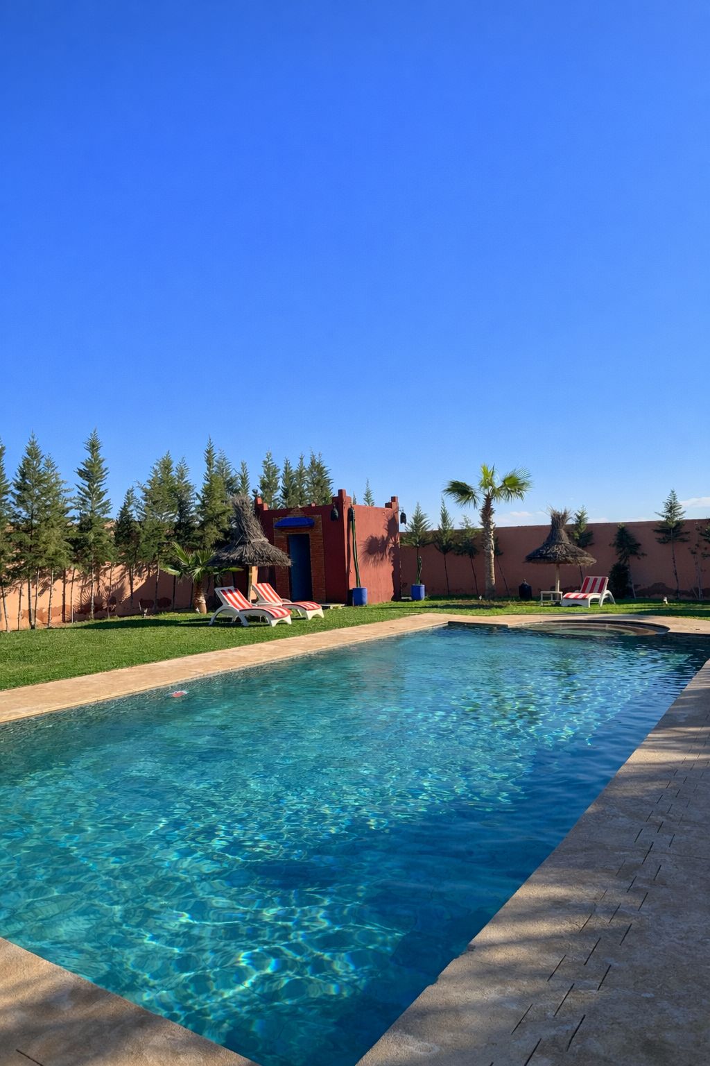 Piscine et porte céramique bleue